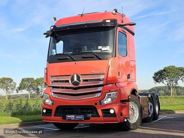 Mercedes-Benz ACTROS 2553 6x2*4 z 2020 roku, ciągnik siodłowy z zagranicy — przód pojazdu