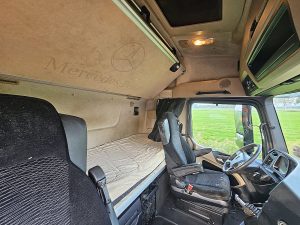 Fotele i leżanka w kabinie — Mercedes-Benz ACTROS 2642 LS z 2015 roku