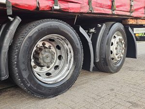 Opony z dobrym bieżnikiem — Mercedes-Benz ACTROS 2642 LS z 2015 roku