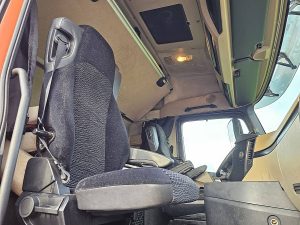 Wnętrze kabiny — Mercedes-Benz ACTROS 2642 LS z 2015 roku