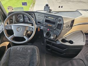 Deska rozdzielcza i stanowisko kierowcy — Mercedes-Benz ACTROS 2642 LS z 2015 roku
