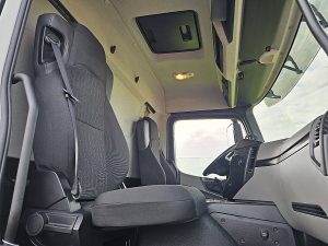 Wnętrze kabiny — Mercedes-Benz ANTOS 1830 z 2019 roku