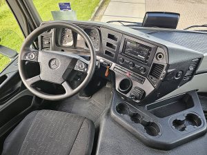 Deska rozdzielcza i stanowisko kierowcy — Mercedes-Benz ANTOS 1830 z 2019 roku