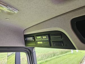 Wyposażenie specjalne wnętrza — Mercedes-Benz ANTOS 1830 z 2019 roku
