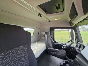 Fotele i leżanka w kabinie — Mercedes-Benz AROCS 1843 495TKM z 2016 roku