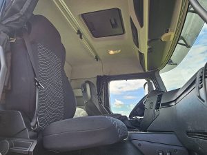Wnętrze kabiny — Mercedes-Benz AROCS 1843 495TKM z 2016 roku