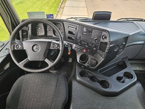 Deska rozdzielcza i stanowisko kierowcy — Mercedes-Benz AROCS 1843 495TKM z 2016 roku