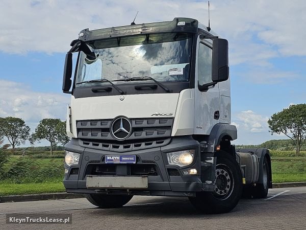 Mercedes-Benz AROCS 1843 495TKM z 2016 roku, ciągnik siodłowy z zagranicy — przód pojazdu