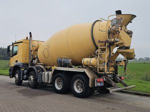 Strona kierowcy z tyłu — Mercedes-Benz AROCS 3240 z 2016 roku