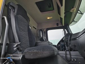 Wnętrze kabiny — Mercedes-Benz AROCS 3240 z 2016 roku