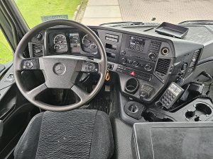 Deska rozdzielcza i stanowisko kierowcy — Mercedes-Benz AROCS 3240 z 2016 roku