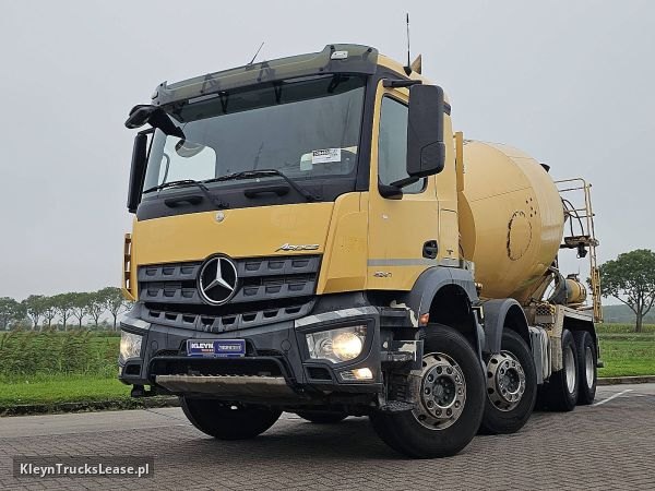 Mercedes-Benz AROCS 3240 z 2016 roku, pojazd użytkowy z zagranicy — przód pojazdu