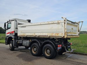 Strona kierowcy z tyłu — Mercedes-Benz AROCS 3343 6x6 z 2016 roku