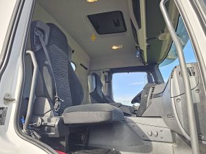 Wnętrze kabiny — Mercedes-Benz AROCS 3343 6x6 z 2016 roku