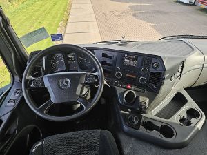Deska rozdzielcza i stanowisko kierowcy — Mercedes-Benz AROCS 3343 6x6 z 2016 roku