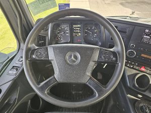 Wyposażenie specjalne wnętrza — Mercedes-Benz AROCS 3343 6x6 z 2016 roku