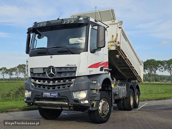 Mercedes-Benz AROCS 3343 6x6 z 2016 roku, wywrotka z zagranicy — przód pojazdu
