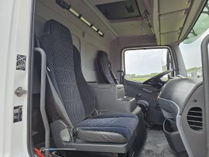 Wnętrze kabiny — Mercedes-Benz ATEGO 1222 MANUAL AIRCO TK z 2011 roku