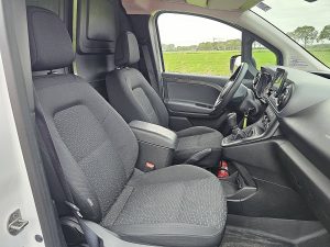 Wnętrze kabiny — Mercedes-Benz CITAN 110 CDI Long Airco Mbux Eur6 z 2024 roku