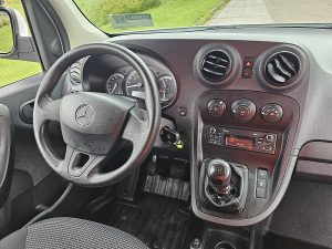 Deska rozdzielcza i stanowisko kierowcy — Mercedes-Benz CITAN 112 benzine ac z 2018 roku