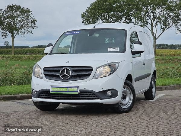 Mercedes-Benz CITAN 112 benzine ac z 2018 roku, blaszak z zagranicy — przód pojazdu