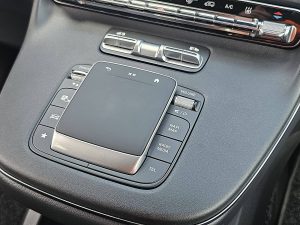 Wyposażenie specjalne wnętrza, ujęcie 3 — Mercedes-Benz EQV 300 wltp 364 kms z 2024 roku