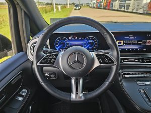 Wyposażenie specjalne wnętrza, ujęcie 2 — Mercedes-Benz EQV 300 wltp 364 kms z 2024 roku
