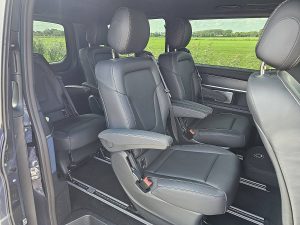 Rzędy siedzeń i ścianka działowa — Mercedes-Benz EQV 300 wltp 364 kms z 2024 roku