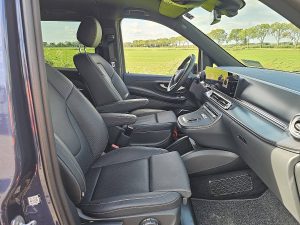 Wnętrze kabiny — Mercedes-Benz EQV 300 wltp 364 kms z 2024 roku