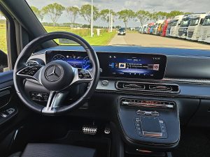 Deska rozdzielcza i stanowisko kierowcy — Mercedes-Benz EQV 300 wltp 364 kms z 2024 roku