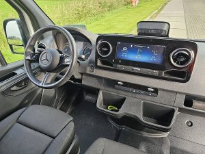 Deska rozdzielcza i stanowisko kierowcy — Mercedes-Benz ESPRINTER L3H2 81 kWh AC/DC z 2025 roku