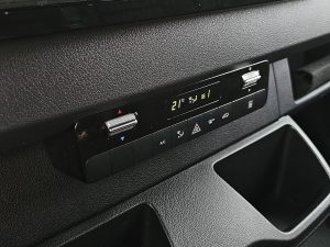 Wyposażenie specjalne wnętrza — Mercedes-Benz ESPRINTER L3H2 81 kWh AC/DC z 2025 roku