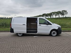 Drzwi boczne przestrzeni ładunkowej — Mercedes-Benz EVITO 66Kwh Wltp 292 kms z 2022 roku