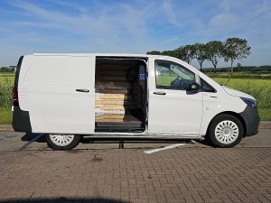 Drzwi boczne przestrzeni ładunkowej — Mercedes-Benz EVITO 66Kwh Wltp 292 kms z 2022 roku