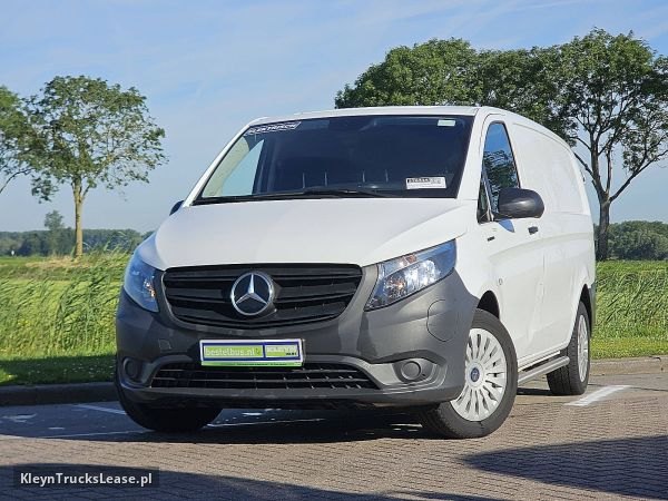 Mercedes-Benz EVITO 66Kwh Wltp 292 kms z 2022 roku, blaszak z zagranicy — przód pojazdu