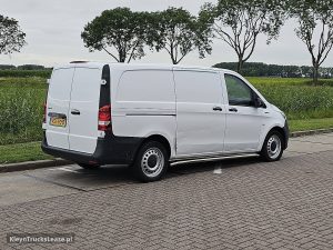 Strona pasażera z tyłu — Mercedes-Benz EVITO 66Kwh Wltp 292 kms z 2022 roku