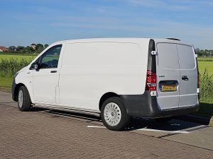 Strona kierowcy z tyłu — Mercedes-Benz EVITO 66Kwh Wltp 292 kms z 2022 roku
