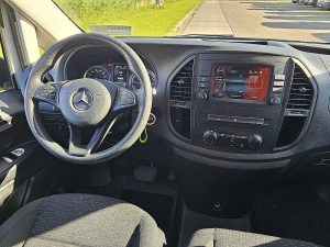 Deska rozdzielcza i stanowisko kierowcy — Mercedes-Benz EVITO 66Kwh Wltp 292 kms z 2022 roku
