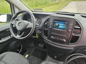 Deska rozdzielcza i stanowisko kierowcy — Mercedes-Benz EVITO 66Kwh Wltp 292 kms z 2022 roku