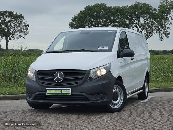 Mercedes-Benz EVITO 66Kwh Wltp 292 kms z 2022 roku, blaszak z zagranicy — przód pojazdu