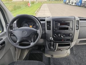 Deska rozdzielcza i stanowisko kierowcy — Mercedes-Benz SPRINTER 311 L3H2 Post-Nl Koerier z 2018 roku