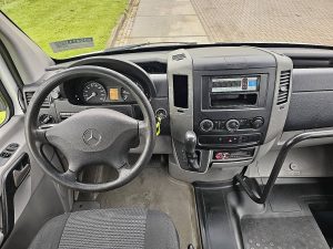 Deska rozdzielcza i stanowisko kierowcy — Mercedes-Benz SPRINTER 313 Maxi rolstoel z 2013 roku