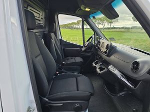 Wnętrze kabiny — Mercedes-Benz SPRINTER 315 ac aut laadklep EUR6 z 2023 roku