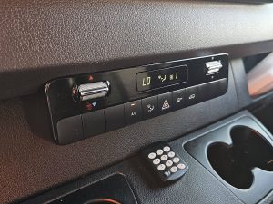 Wyposażenie specjalne wnętrza — Mercedes-Benz SPRINTER 315 ac aut laadklep EUR6 z 2023 roku
