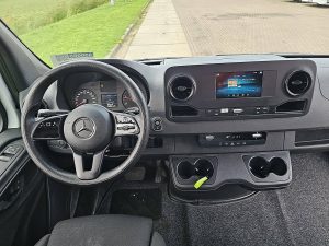 Deska rozdzielcza i stanowisko kierowcy — Mercedes-Benz SPRINTER 315 ac automaat EURO6 z 2023 roku