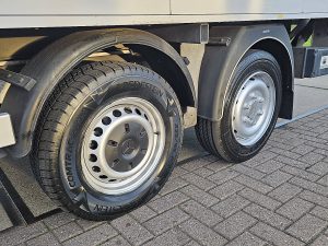 Opony z dobrym bieżnikiem — Mercedes-Benz SPRINTER 316 BE Combi Automaat z 2018 roku