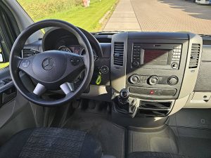 Deska rozdzielcza i stanowisko kierowcy — Mercedes-Benz SPRINTER 316 XL L4 ac EURO6 z 2017 roku