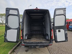 Przestrzeń ładunkowa — Mercedes-Benz SPRINTER 317 L2H2 3.5t Trekhaak z 2023 roku