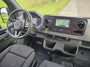Deska rozdzielcza i stanowisko kierowcy — Mercedes-Benz SPRINTER 317 L2H2 3.5t Trekhaak z 2023 roku