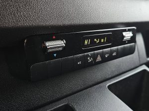 Wyposażenie specjalne wnętrza — Mercedes-Benz SPRINTER 317 L2H2 3.5t Trekhaak z 2023 roku